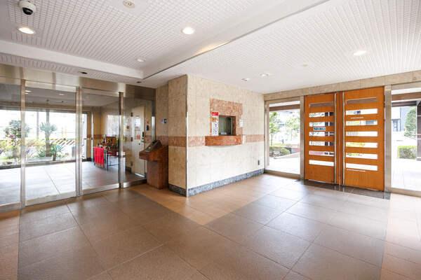 管理会社による日勤管理体制。周辺には買物施設や小学校が揃い、落ち着いた暮らしやすい住環境です。