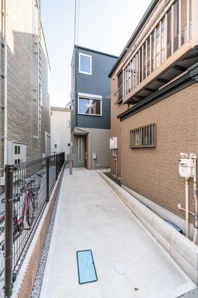 東武伊勢崎線「東向島」駅徒歩6分の立地。玄関前のスペースには自転車やバイクが駐輪できます。