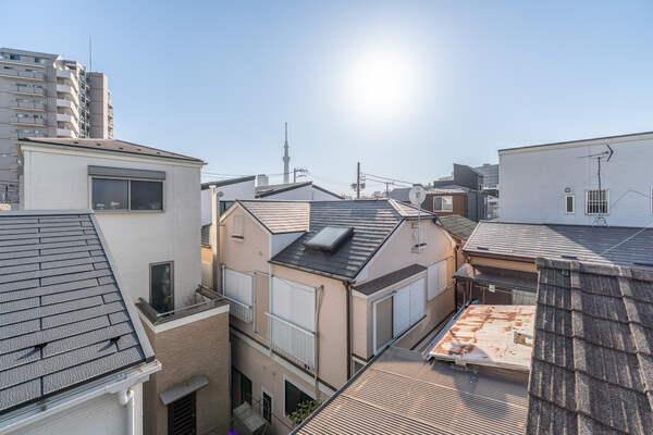 3階の約5.3帖洋室からの眺望です。隅田川花火大会や東京スカイツリーが望めます(季節・天候による)。