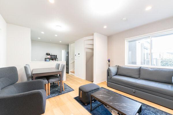 3階の約5.3帖洋室からの眺望です。隅田川花火大会や東京スカイツリーが望めます(季節・天候による)。