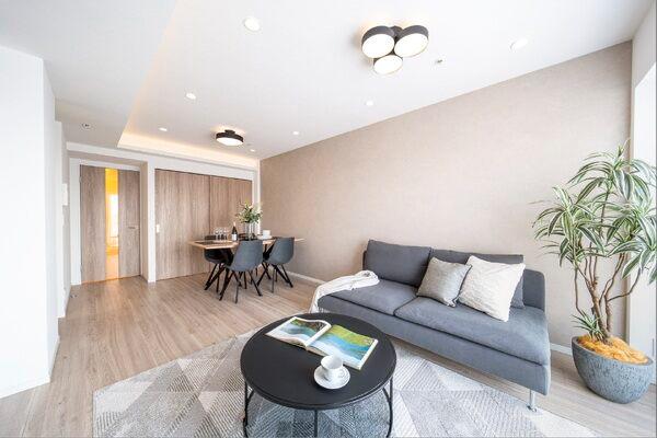 ※家具・調度品は販売価格に含まれません。間接照明やダウンライトの暖かみのあるリビング