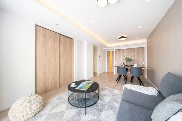 ※家具・調度品は販売価格に含まれません。間接照明やダウンライトの暖かみのあるリビング