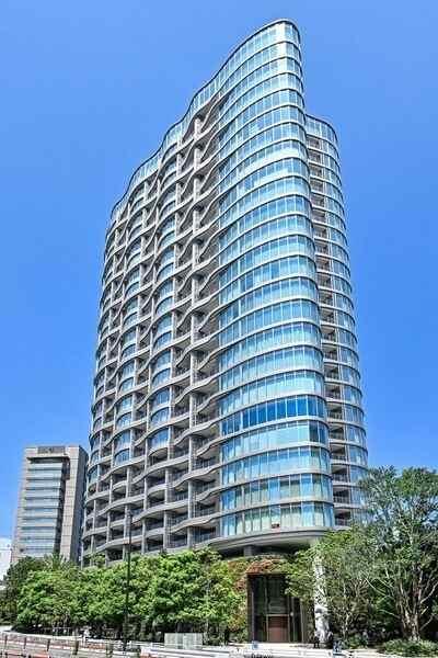 2023年1月建築、地上28階地下1階建の制震構造マンション。24時間有人管理体制です。※夜間警備員