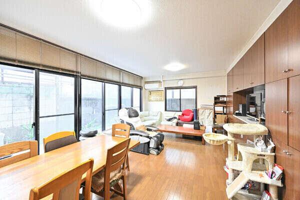 利便性の高い都心にありながら、大空開ける開放感に満ちた屋上付きの住まい。多用途にご活用いただけます。