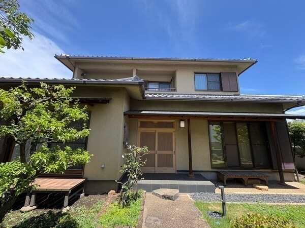菊池株式会社の注文住宅。108坪超の敷地内に、南庭や駐車スペース(車種による)が確保されています。