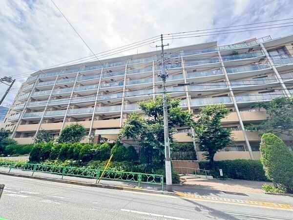 地上9階建、3階部分。都営大江戸線、東京メトロ丸ノ内線「中野坂上」駅まで徒歩6分の好立地です。