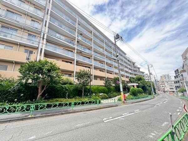 角住戸で東・北・西の3面バルコニーがあり、陽当り良好。収納が充実しており居住空間をすっきり保てます。
