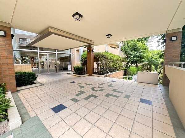 角住戸で東・北・西の3面バルコニーがあり、陽当り良好。収納が充実しており居住空間をすっきり保てます。