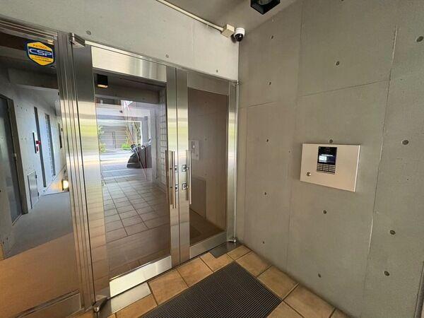 オートロックや防犯カメラが設置されています。