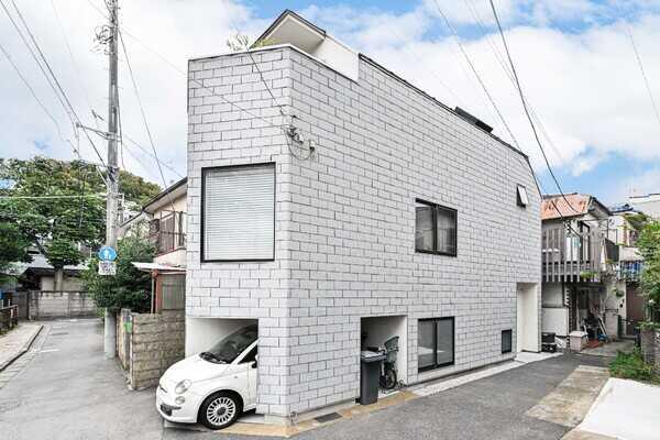 1台駐車可能なカースペース有(車種による)。※家具・調度品は販売対象に含まれません。