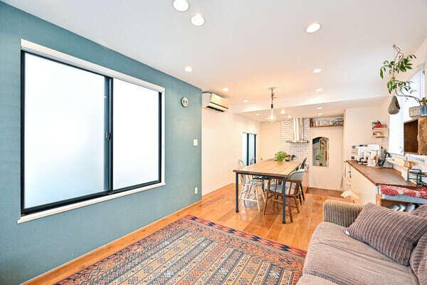 3方向に窓があり、明るい光が差し込みます。※家具・調度品は販売対象に含まれません。