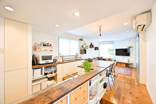 3方向に窓があり、明るい光が差し込みます。※家具・調度品は販売対象に含まれません。