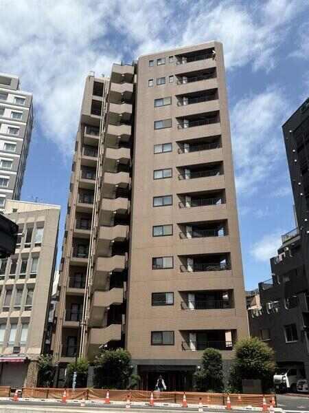 明治通りに面したマンションです