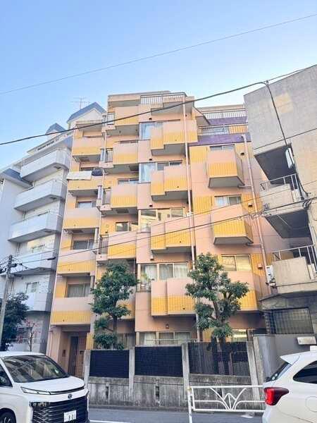 京王新線「幡ヶ谷」駅徒歩7分、RC造6階建の新耐震基準マンション。宅配ボックス・オートロック付き。