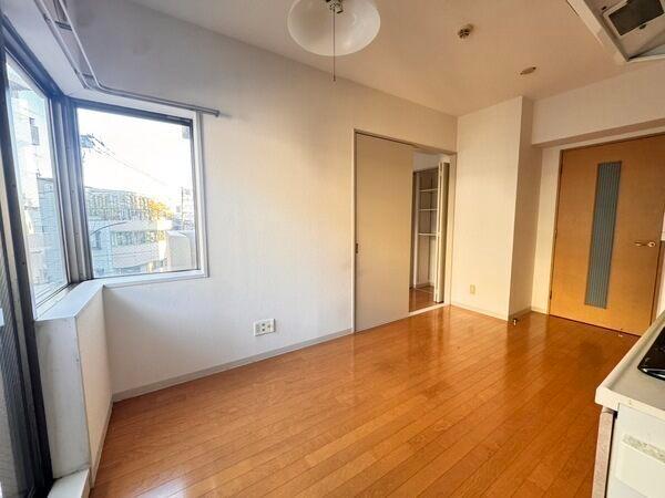 北東から南東にかけて窓が配された、明るいLDK。エアコンが設置されており、初期費用が抑えられます。