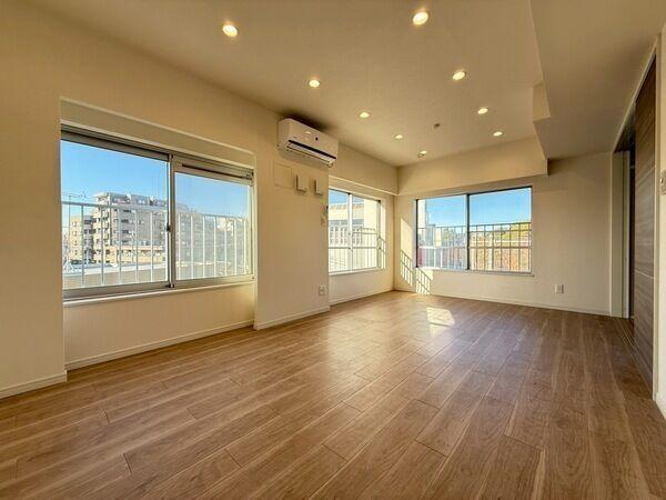 リフォーム前のLDK写真(※東側の収納は撤去予定)。約14.6帖のLDKは南向きにつき、陽当り良好。