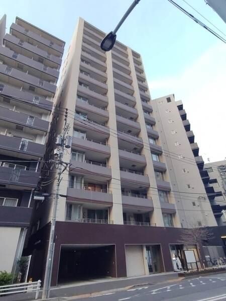 地上14階建、全58戸。都営大江戸線「若松河田」駅徒歩2分、東京メトロ東西線「早稲田」駅徒歩9分。