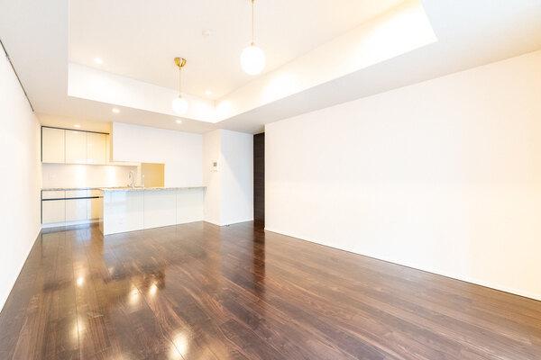 三菱地所レジデンス分譲「ザ・パークハウス」シリーズ。閑静な住宅街に佇む、地上3階建低層レジデンス。