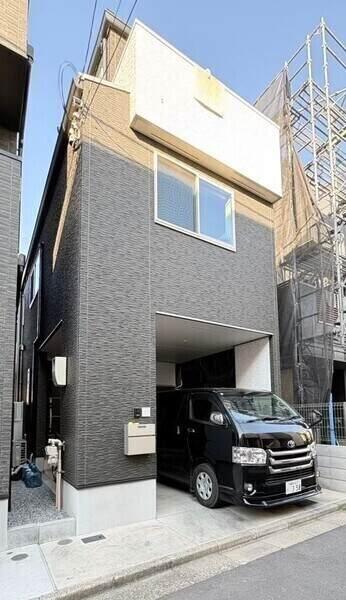 2023年8月築の木造3階建戸建。カースペース1台分有り(車種による)。南側前面道路幅員は約4m。