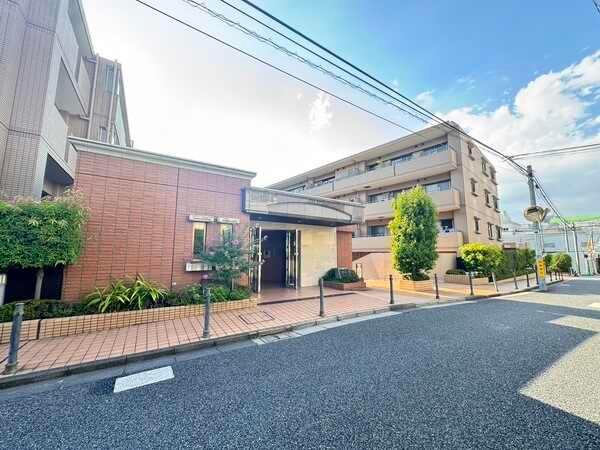 京王線「明大前」駅まで徒歩2分。エントランスは2か所ありそれぞれの住戸までのプライベート性も重視。