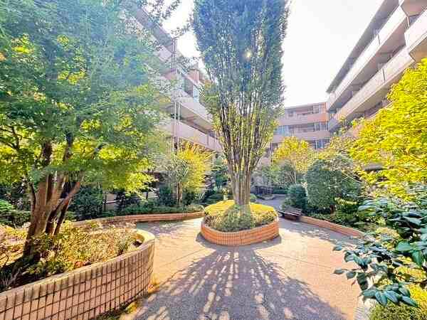 複数の飲食店が徒歩圏内に点在し、アクティブに暮らせる住環境です。