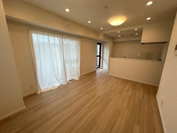 LDKは光と風を取り入れる2面採光。掃き出し窓と開き戸の2ヶ所からバルコニーへ出入り可能です。