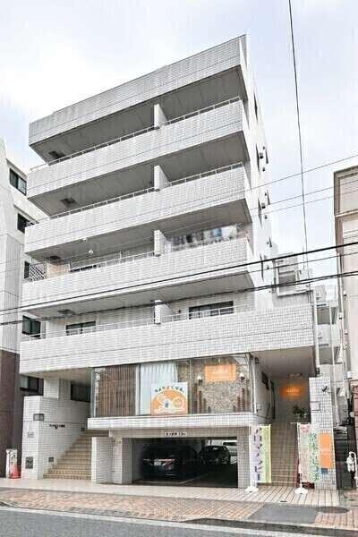 京王線「調布」駅徒歩5分。1987年5月築、新耐震基準のマンションです。徒歩圏内に生活施設充実。