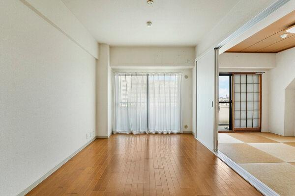 近くに高い建物が無いため、開放感が感じられます。晴れた日には気持ちの良い青空が広がります。