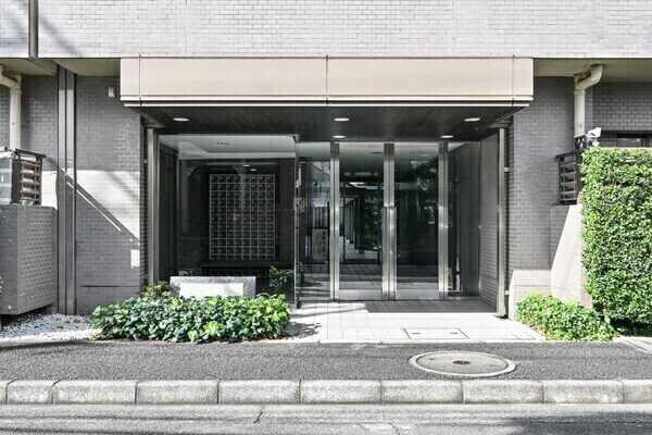 小学校や公園が身近な、子育て世帯にうれしい住環境。周辺環境と併せて、ぜひご家族皆様でご内覧ください。