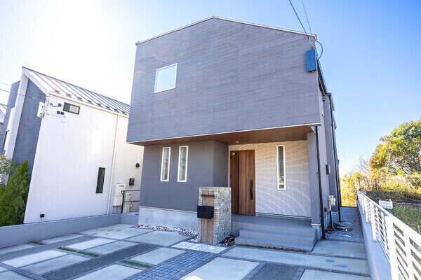 2021年5月築の木造2階建。小田急多摩線「栗平」駅徒歩9分、低層住居専用地域の閑静な住宅街です。