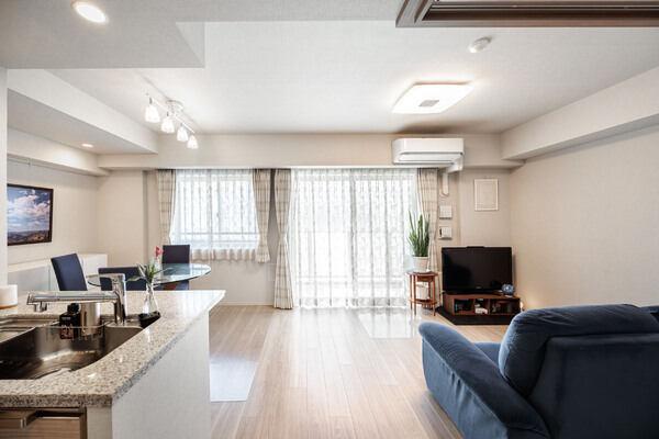 小田急線「狛江」駅徒歩6分、「喜多見」駅徒歩11分。生活利便施設が徒歩圏内に揃う便利な立地です。