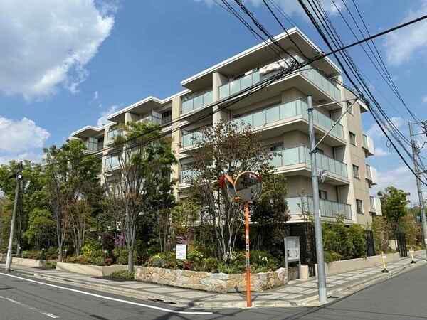 小田急線「喜多見」駅 徒歩4分の立地。2022年1月築、積水ハウス他分譲、地上5階建マンション。