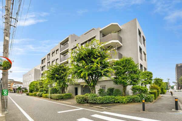 小田急線「千歳船橋」駅徒歩20分。または、徒歩2分のバス停「宝性寺」からバス6分でも利用できます。