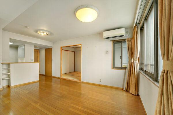 陽当り・通風・眺望良好な南西角住戸。約12.2帖のLDには窓が4か所あり、自然光が入り込みます。