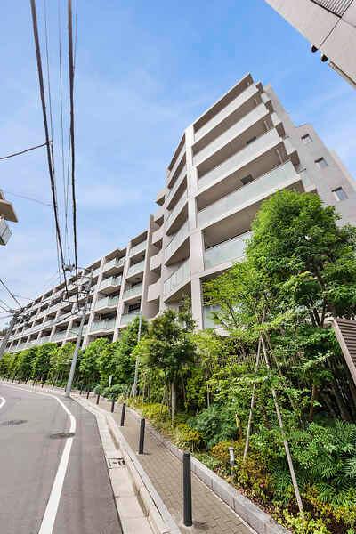 ライフ経堂店へ約110m、経堂コルティへ約560m。交通・生活利便性が高く、暮らしやすい住環境です。