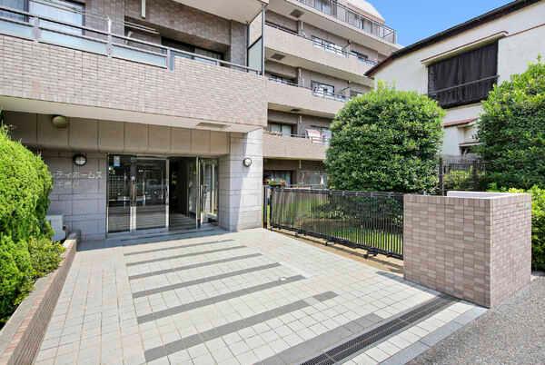 防犯面に配慮されたオートロック＆モニタ付きインターホン採用。三菱地所コミュニティ管理物件です。