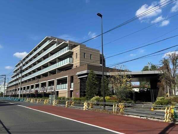 地上7階建の4階部分に所在、南西・南東向きの角住戸です。全居室に開口部があり、陽当り・通風良好です。