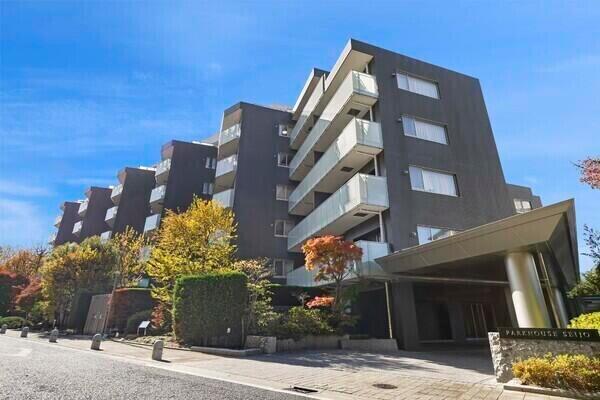 三菱地所コミュニティ管理。重厚感のある雁行型デザインが採用された、地上8階建・RC構造マンション。