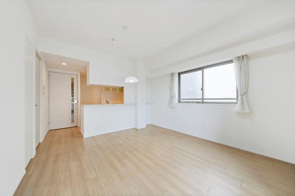 ご家族とおしゃべりをしながら家事が可能です。配膳がしやすいカウンターが備え付けられています。