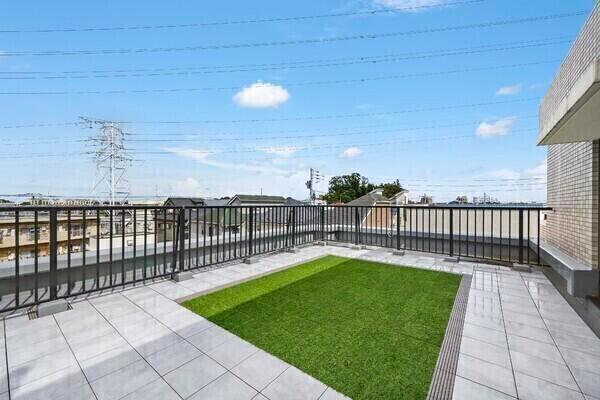 約47.25m2のルーフバルコニーでございます。