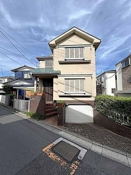 西武池袋線「中村橋」駅徒歩9分。第一種低層住居専用地域内、買物施設や小学校が徒歩圏内に揃います。