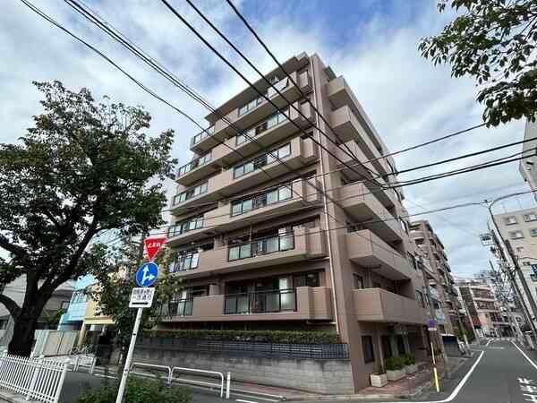 3駅3路線利用可能で周辺環境良好です。また、本マンション南側は春になると桜が咲く綺麗な通りです。