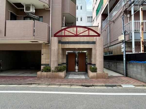 エントランス入り口部分。自転車はエントランス入り口の右側から入ります。