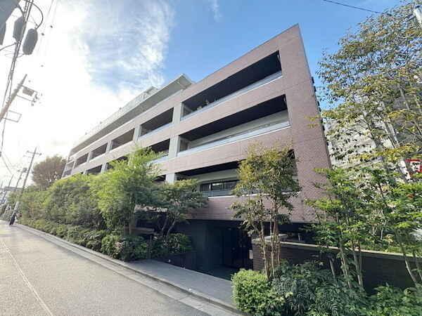 外観にはレンガ調のタイルを使用。総戸数43戸の人気の低層マンションです。