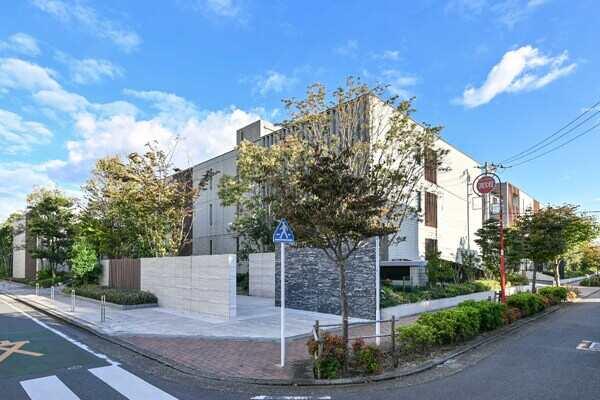 2015年2月築の「ザ・パークハウス」シリーズ、地下1階地上3階建ての低層レジデンス