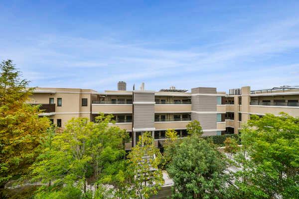 最上階・南向き、前面はマンションの共用部分のため、眺望が被る心配がございません。