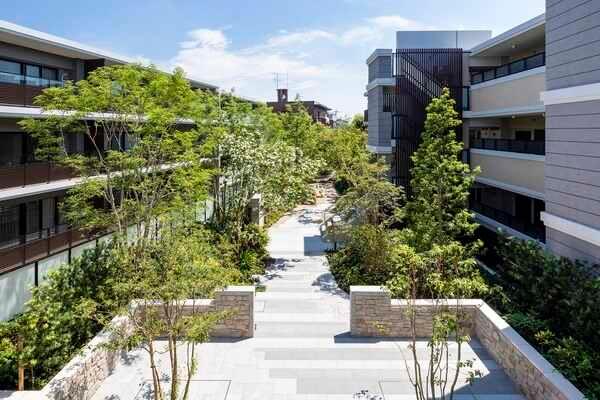 最上階・南向き、前面はマンションの共用部分のため、眺望が被る心配がございません。