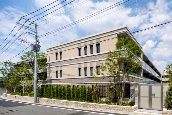 閑静な住宅街が広がる第一種低層住居地域に佇む2022年6月築の「ザ・パークハウス」シリーズ