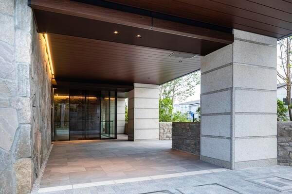 風除室、モニター付インターホンやオートロック、宅配ボックスが備わっております。