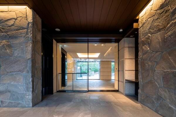 FLOW GARDEN(中庭)、敷地中心部に緑が広がり憩いの空間が広がっております。